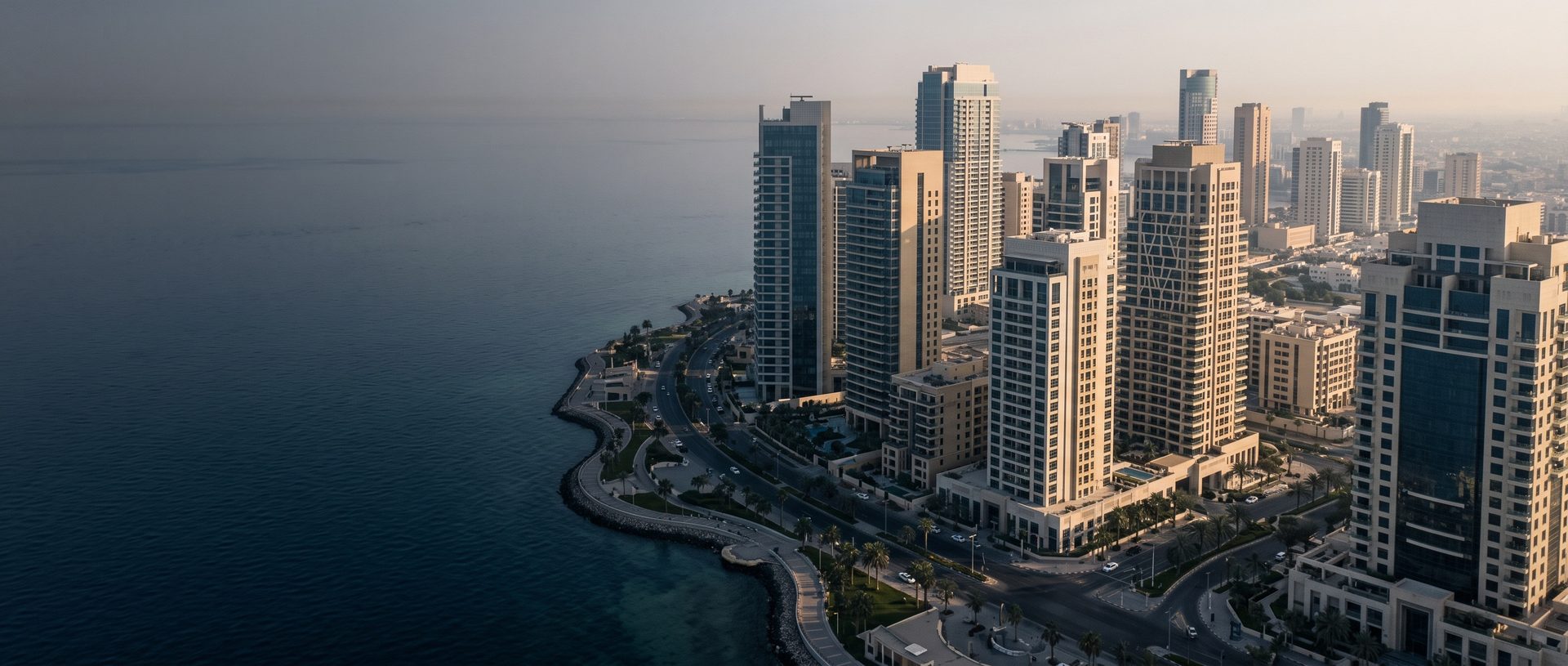 واجهة بحرية ومبانٍ سكنية عند الغروب